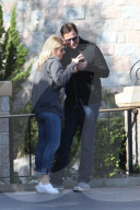 PEOPLE - Schauspieler Bob Saget turtelt im Disneyland