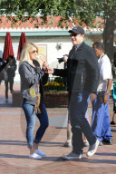 PEOPLE - Schauspieler Bob Saget turtelt im Disneyland