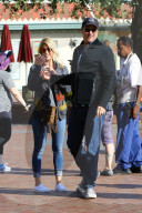 PEOPLE - Schauspieler Bob Saget turtelt im Disneyland