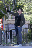PEOPLE - Schauspieler Bob Saget turtelt im Disneyland