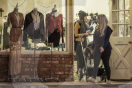 PEOPLE - Brianna Jungwirth besucht mit Klein Freddy das Nagelstudio