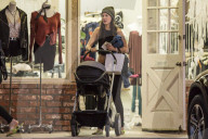 PEOPLE - Brianna Jungwirth besucht mit Klein Freddy das Nagelstudio