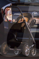PEOPLE - Brianna Jungwirth besucht mit Klein Freddy das Nagelstudio