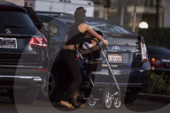PEOPLE - Brianna Jungwirth besucht mit Klein Freddy das Nagelstudio