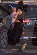 PEOPLE - Brianna Jungwirth besucht mit Klein Freddy das Nagelstudio
