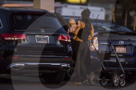 PEOPLE - Brianna Jungwirth besucht mit Klein Freddy das Nagelstudio
