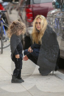 PEOPLE -  Rachel Zoe räkelt sich mit Klein Kaius in Beverly Hills