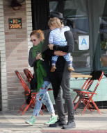 PEOPLE - Sacha Baron Cohen mit Kind und Kegel in Los Angeles unterwegs