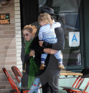 PEOPLE - Sacha Baron Cohen mit Kind und Kegel in Los Angeles unterwegs