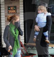 PEOPLE - Sacha Baron Cohen mit Kind und Kegel in Los Angeles unterwegs