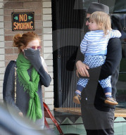 PEOPLE - Sacha Baron Cohen mit Kind und Kegel in Los Angeles unterwegs