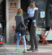 PEOPLE - Sacha Baron Cohen mit Kind und Kegel in Los Angeles unterwegs