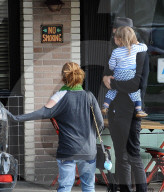 PEOPLE - Sacha Baron Cohen mit Kind und Kegel in Los Angeles unterwegs