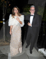PEOPLE - Glamurös: Elizabeth Hurley mit Freunden auf dem Weg zum Dinner