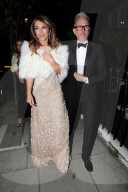 PEOPLE - Glamurös: Elizabeth Hurley mit Freunden auf dem Weg zum Dinner