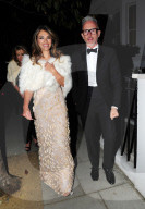PEOPLE - Glamurös: Elizabeth Hurley mit Freunden auf dem Weg zum Dinner