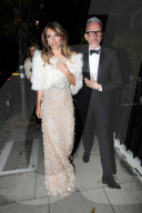 PEOPLE - Glamurös: Elizabeth Hurley mit Freunden auf dem Weg zum Dinner