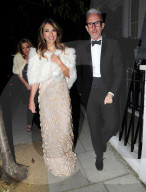 PEOPLE - Glamurös: Elizabeth Hurley mit Freunden auf dem Weg zum Dinner