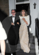 PEOPLE - Glamurös: Elizabeth Hurley mit Freunden auf dem Weg zum Dinner