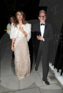 PEOPLE - Glamurös: Elizabeth Hurley mit Freunden auf dem Weg zum Dinner
