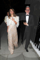PEOPLE - Glamurös: Elizabeth Hurley mit Freunden auf dem Weg zum Dinner