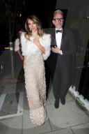 PEOPLE - Glamurös: Elizabeth Hurley mit Freunden auf dem Weg zum Dinner