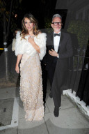 PEOPLE - Glamurös: Elizabeth Hurley mit Freunden auf dem Weg zum Dinner