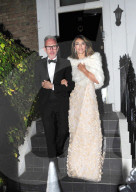 PEOPLE - Glamurös: Elizabeth Hurley mit Freunden auf dem Weg zum Dinner