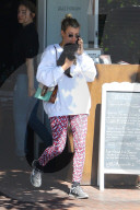 PEOPLE - Sofia Richie schleppt ihr Fiffi durch Hollywood