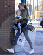 PEOPLE - Cat Deeley bummelt mit Klein Patrick in Los Angeles
