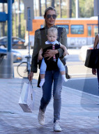 PEOPLE - Cat Deeley bummelt mit Klein Patrick in Los Angeles