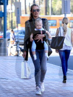 PEOPLE - Cat Deeley bummelt mit Klein Patrick in Los Angeles