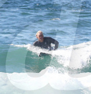 PEOPLE - Cody Simpson stürzt sich in Malibu in die Wellen