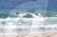 PEOPLE - Cody Simpson stürzt sich in Malibu in die Wellen