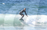 PEOPLE - Cody Simpson stürzt sich in Malibu in die Wellen
