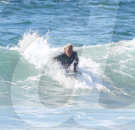 PEOPLE - Cody Simpson stürzt sich in Malibu in die Wellen