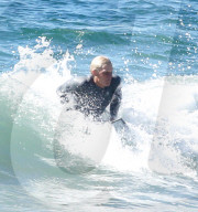PEOPLE - Cody Simpson stürzt sich in Malibu in die Wellen
