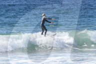 PEOPLE - Cody Simpson stürzt sich in Malibu in die Wellen