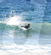 PEOPLE - Cody Simpson stürzt sich in Malibu in die Wellen