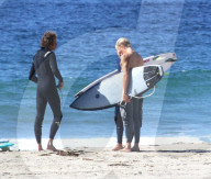 PEOPLE - Cody Simpson stürzt sich in Malibu in die Wellen