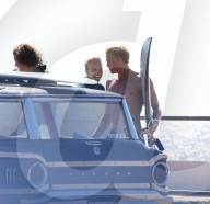 PEOPLE - Cody Simpson stürzt sich in Malibu in die Wellen