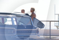 PEOPLE - Cody Simpson stürzt sich in Malibu in die Wellen