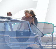 PEOPLE - Cody Simpson stürzt sich in Malibu in die Wellen