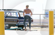 PEOPLE - Cody Simpson stürzt sich in Malibu in die Wellen