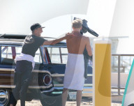 PEOPLE - Cody Simpson stürzt sich in Malibu in die Wellen