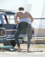 PEOPLE - Cody Simpson stürzt sich in Malibu in die Wellen