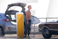 PEOPLE - Cody Simpson stürzt sich in Malibu in die Wellen