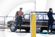 PEOPLE - Cody Simpson stürzt sich in Malibu in die Wellen