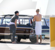 PEOPLE - Cody Simpson stürzt sich in Malibu in die Wellen