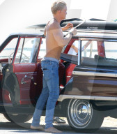 PEOPLE - Cody Simpson stürzt sich in Malibu in die Wellen